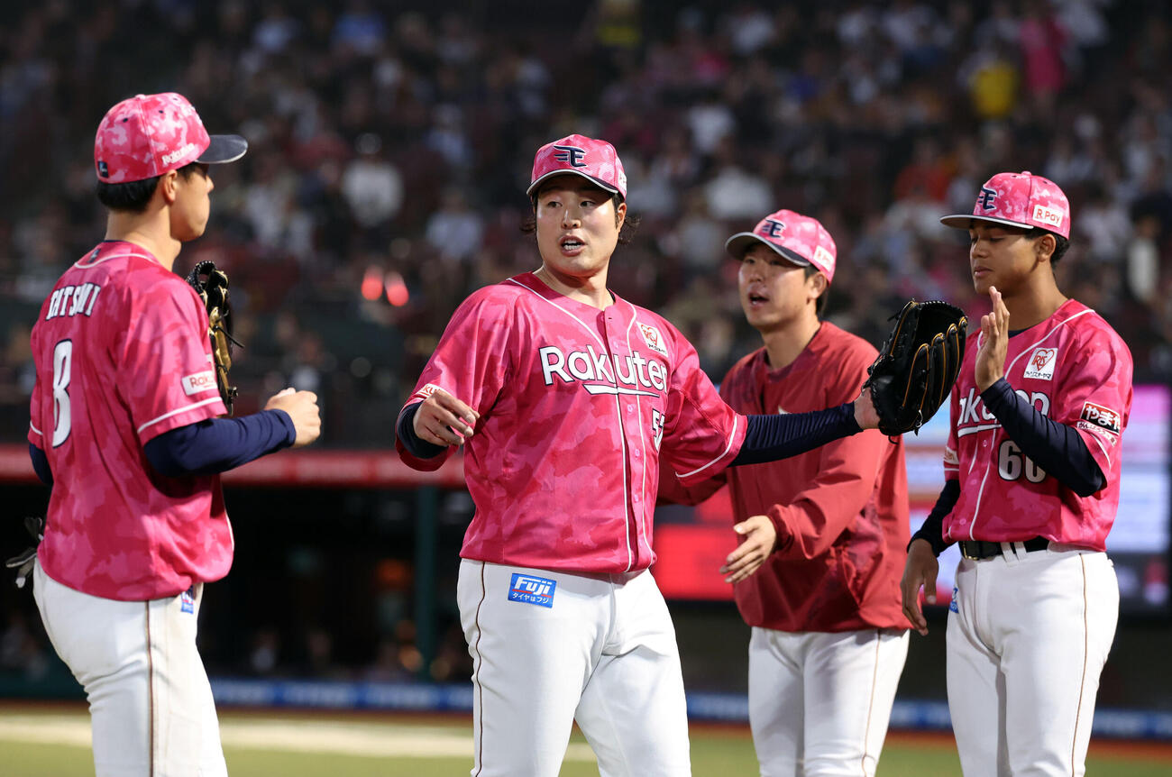楽天対巨人　5回表巨人の攻撃を抑えた滝中瞭太は野陣とハイタッチ（撮影・浅見桂子）＝2026年6月11日