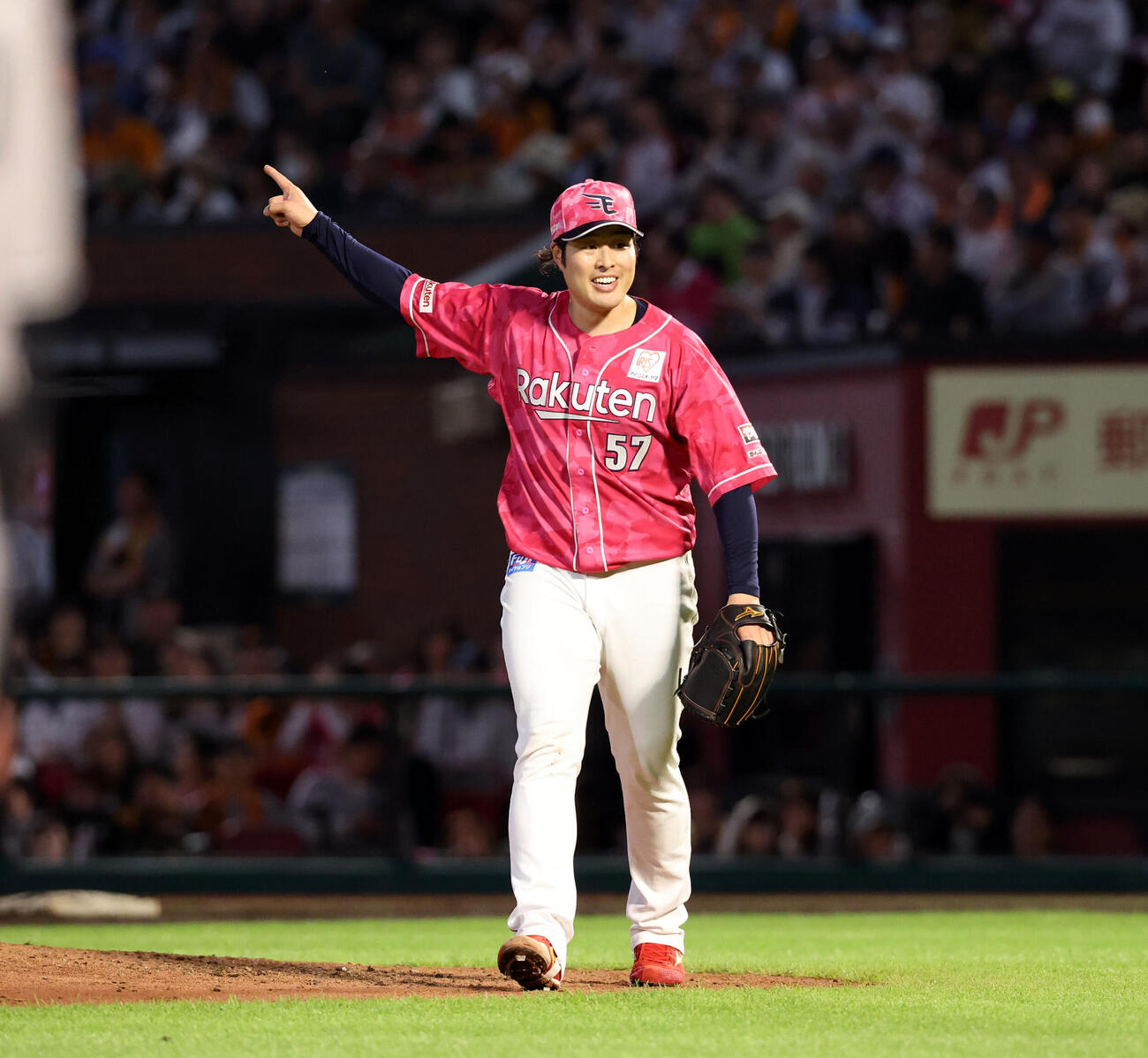楽天対巨人　5回表巨人の攻撃を抑えた滝中瞭太は野手に向かって手を上げあいさつ）（撮影・浅見桂子）＝2026年6月11日