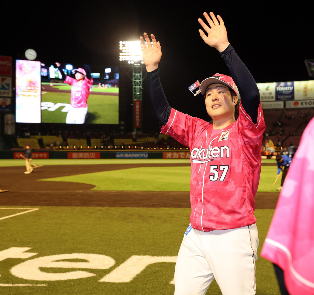 楽天対巨人　楽天滝中瞭太は笑顔でスタンドに手を振る（撮影・浅見桂子）＝2026年6月11日