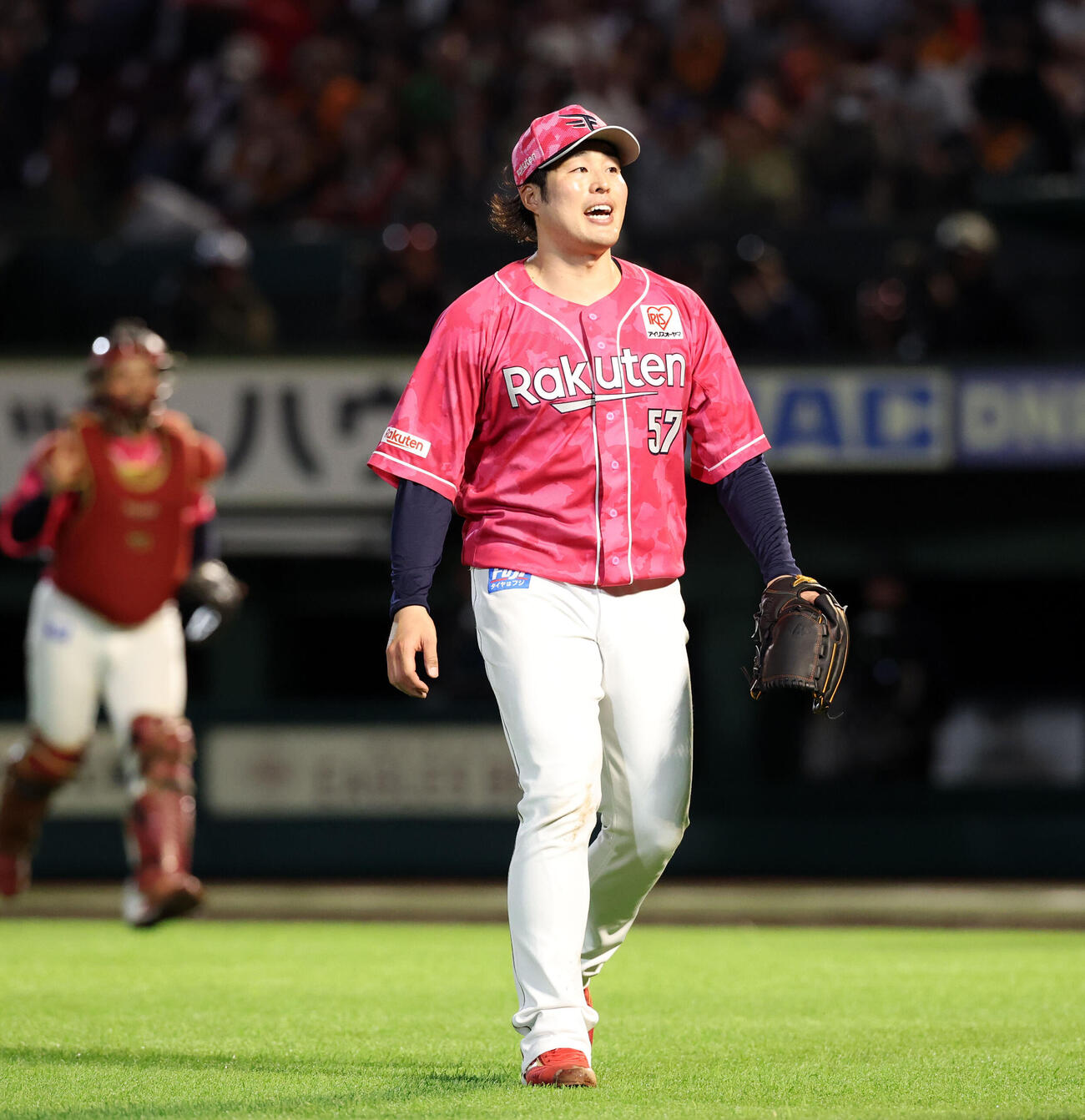 楽天対巨人　8回表巨人の攻撃を抑えほっとした笑顔の滝中瞭太（撮影・浅見桂子）＝2026年6月11日