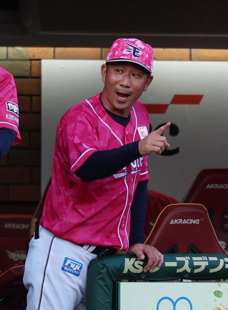 楽天対巨人　1回裏楽天1死一、二塁、渡邊佳明の適時打で追加点をあげ、笑顔を見せる塩川達也監督代行（撮影・増田悦実）＝2026年6月11日