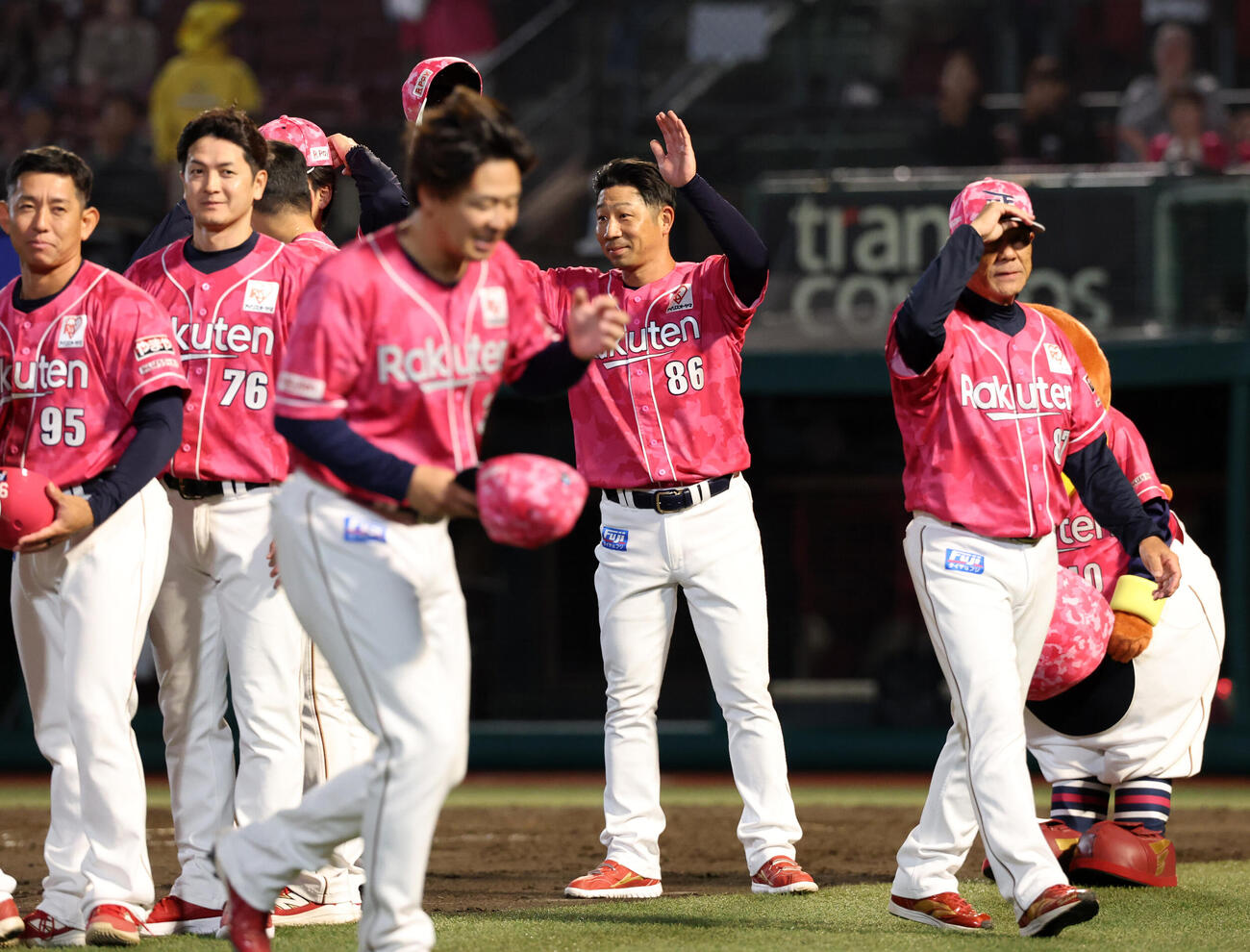 楽天対巨人　楽天塩川達也監督代行（中央）は初勝利を決め、笑顔でスタンドに手を振る（撮影・浅見桂子）＝2026年6月11日
