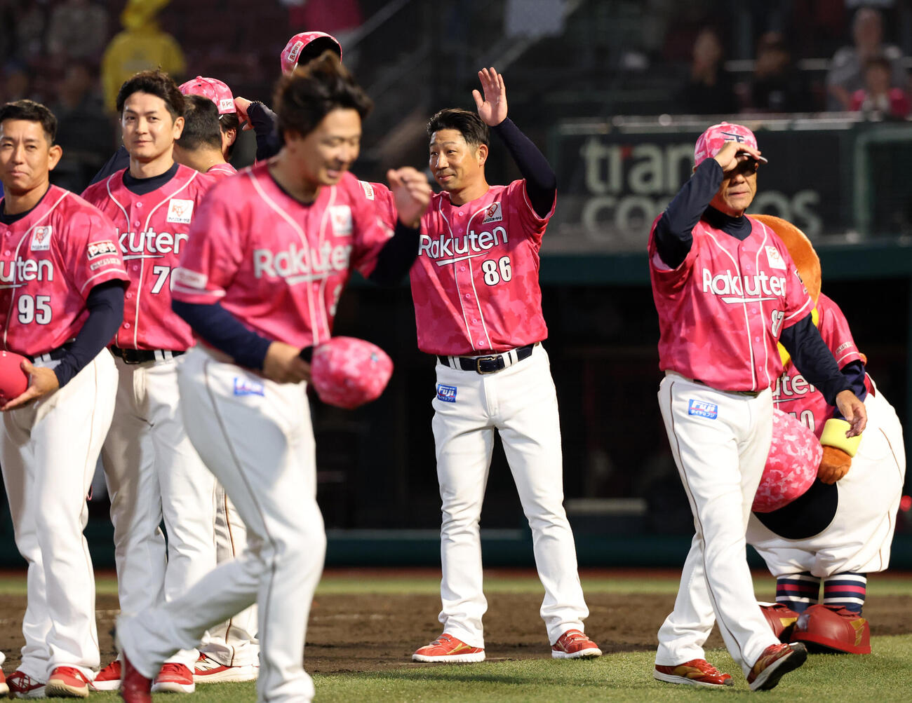 楽天対巨人　楽天塩川達也監督代行（中央）は初勝利を決め、笑顔でスタンドに手を振る（撮影・浅見桂子）＝2026年6月11日