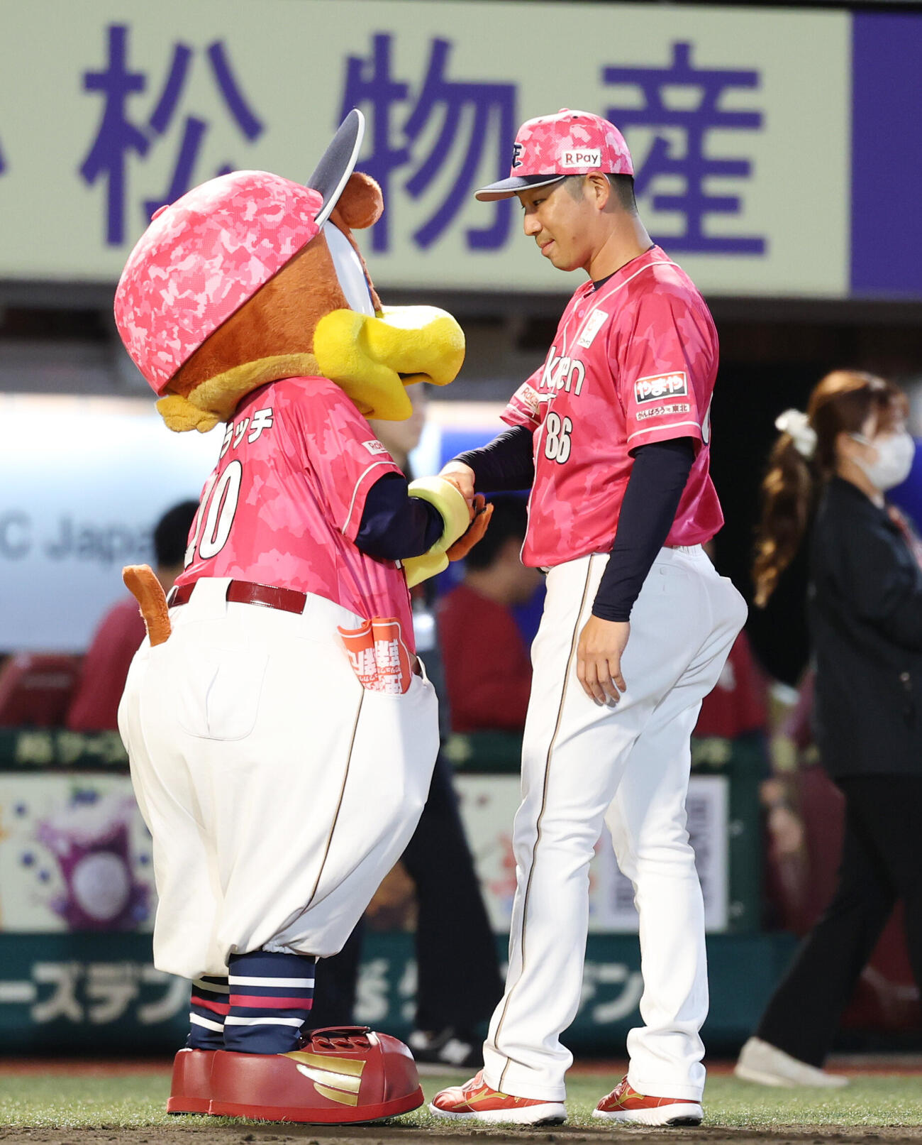 楽天対巨人　初勝利しクラッチと握手を交わす楽天塩川達也監督代行（撮影・増田悦実）＝2026年6月11日