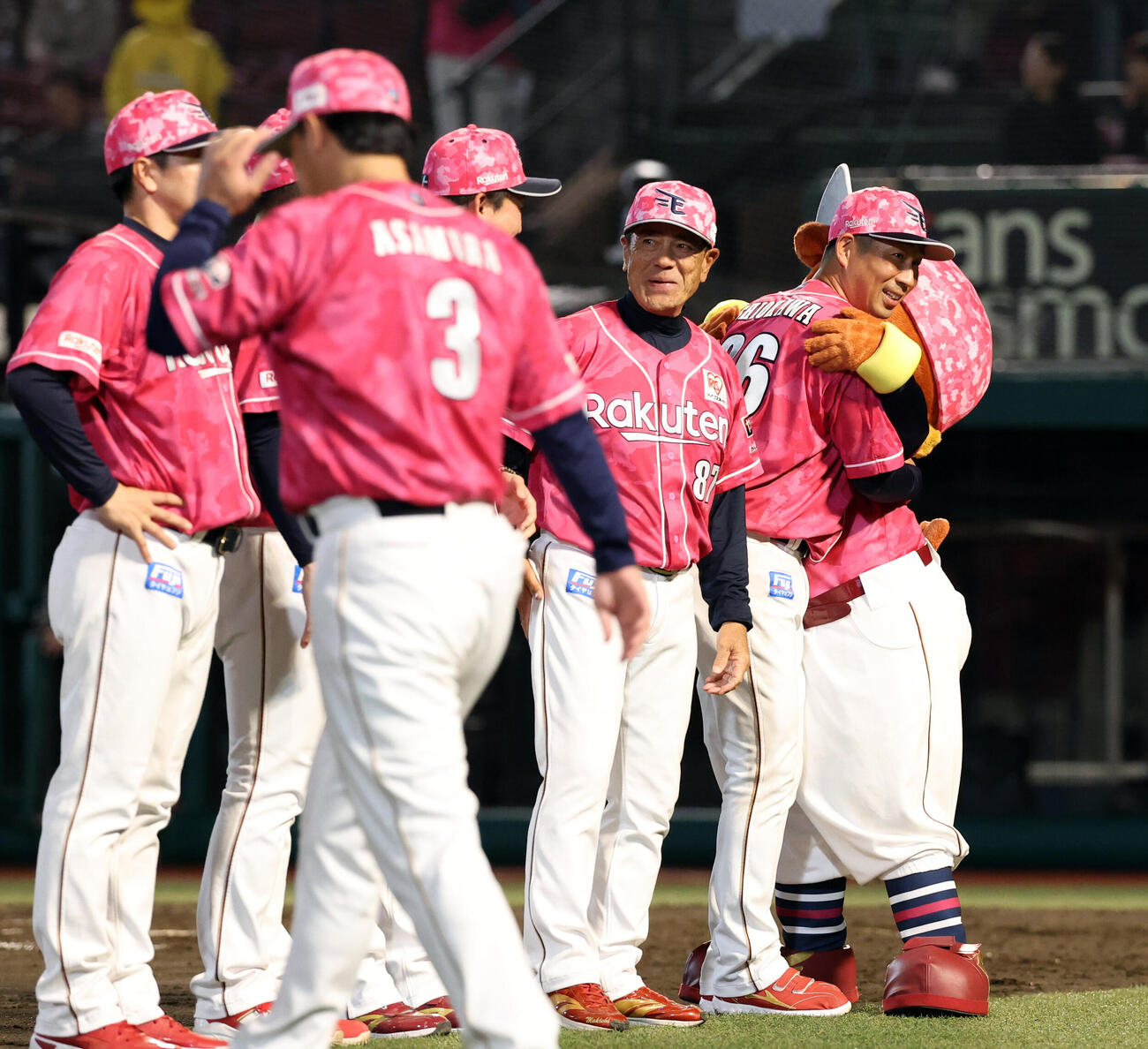 楽天対巨人　楽天塩川達也監督代行（右）は初勝利を決め、クラッチーナと抱擁する（撮影・浅見桂子）＝2026年6月11日