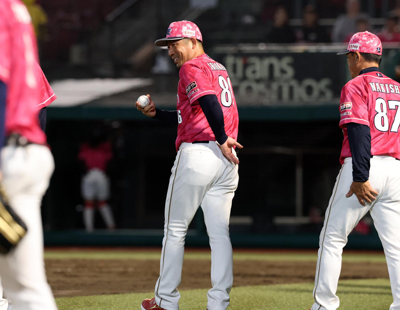 楽天対巨人　楽天塩川達也監督代行は初勝利を決め、うれしそうにウイニングボールをポケットにしまう（撮影・浅見桂子）＝2026年6月11日