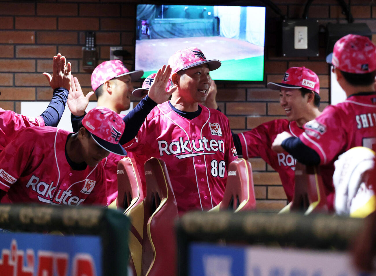 楽天対巨人　楽天塩川達也監督代行は初勝利の瞬間、選手らとgハイタッチで喜び合う（撮影・浅見桂子）＝2026年6月11日