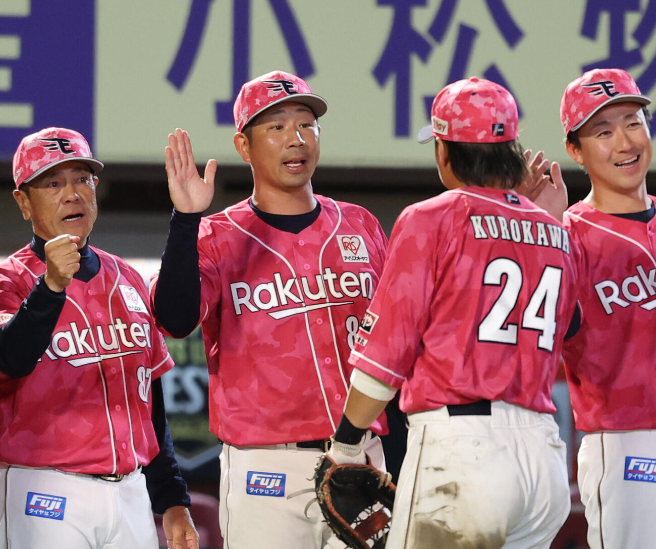 楽天対巨人　初勝利し笑顔でナインとタッチを交わす楽天塩川達也監督代行（撮影・増田悦実）＝2026年6月11日