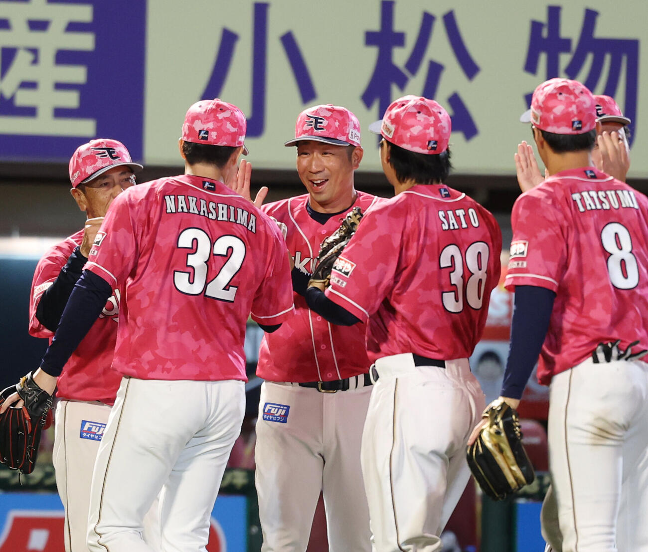楽天対巨人　初勝利し笑顔でナインとタッチを交わす楽天塩川達也監督代行（撮影・増田悦実）＝2026年6月11日