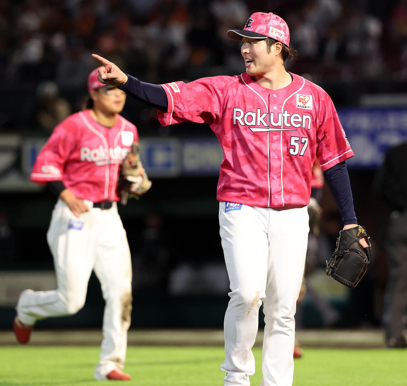 楽天対巨人　8回表巨人の攻撃を抑え笑顔で野手陣を指さす滝中瞭太（撮影・浅見桂子）＝2026年6月11日