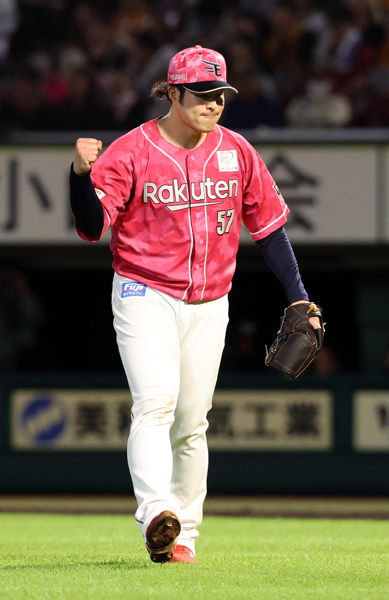 楽天対巨人　8回表巨人の攻撃を抑えガッツポーズする滝中瞭太（撮影・浅見桂子）＝2026年6月11日