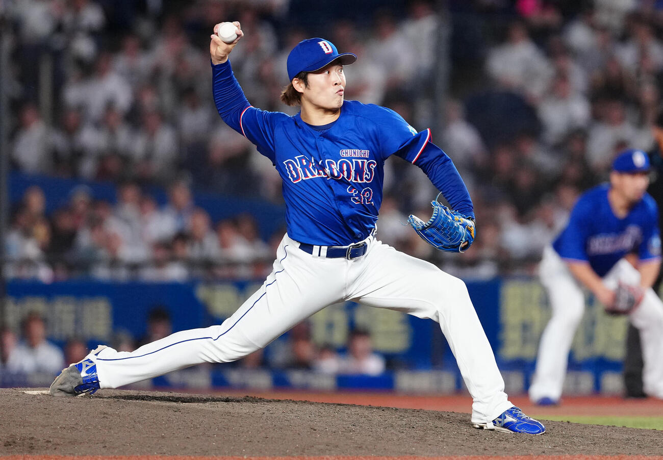 ロッテ対中日　10回裏から5番手で登板した中日伊藤茉央（撮影・鈴木みどり）