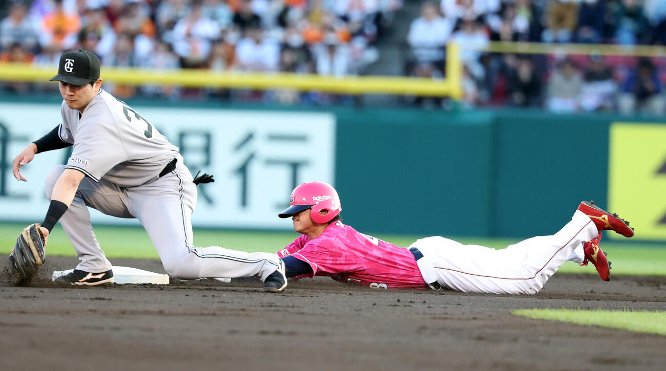楽天対巨人　1回裏楽天無死一塁、平良竜哉は二塁盗塁を決める（撮影・浅見桂子）