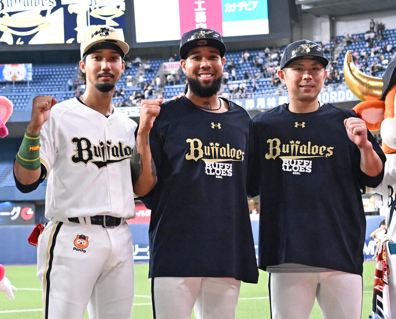 オリックス対ヤクルト　ヒーローインタビューを受けた（左から）宗佑磨、アンダーソン・エスピノーザ、若月健矢（撮影・石井愛子）