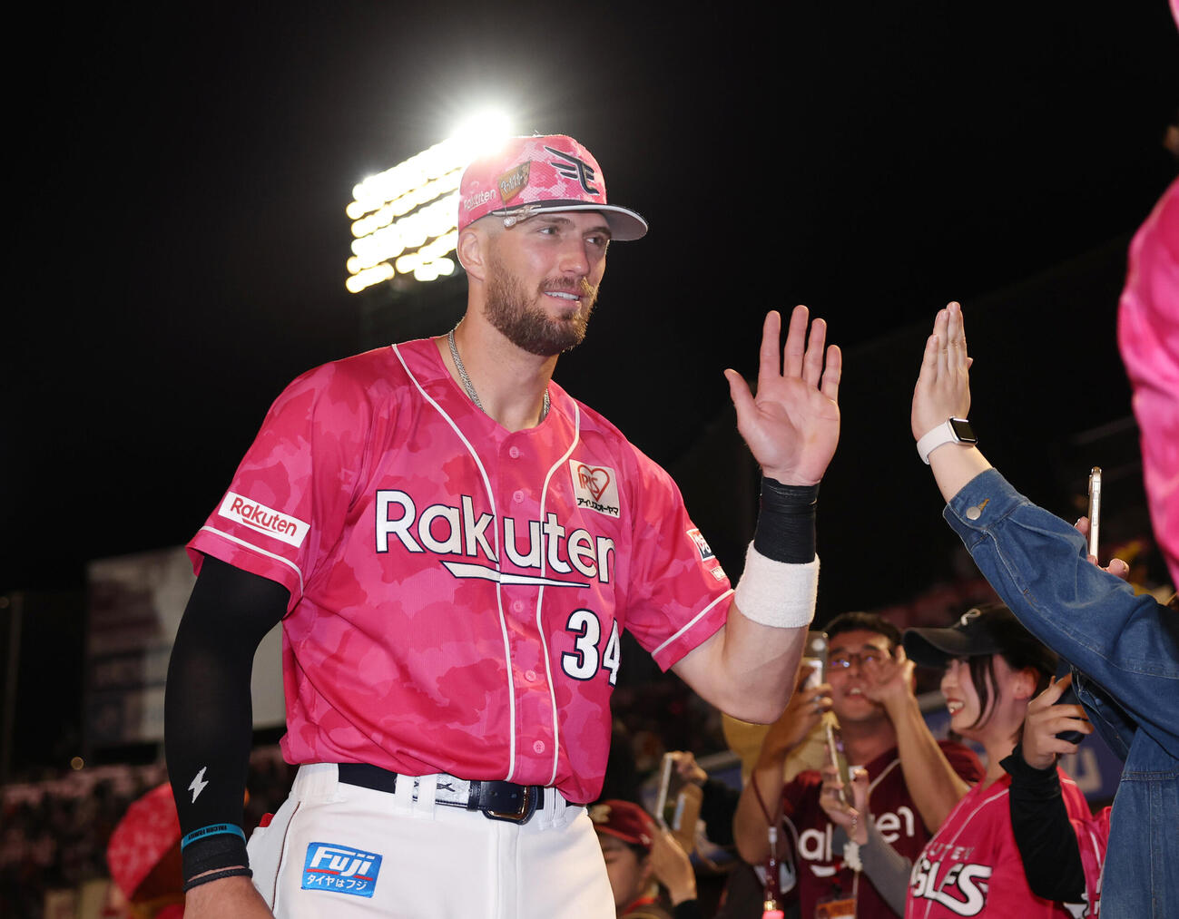 楽天対巨人　勝利しファンとタッチを交わす楽天カーソン・マッカスカー（撮影・増田悦実）