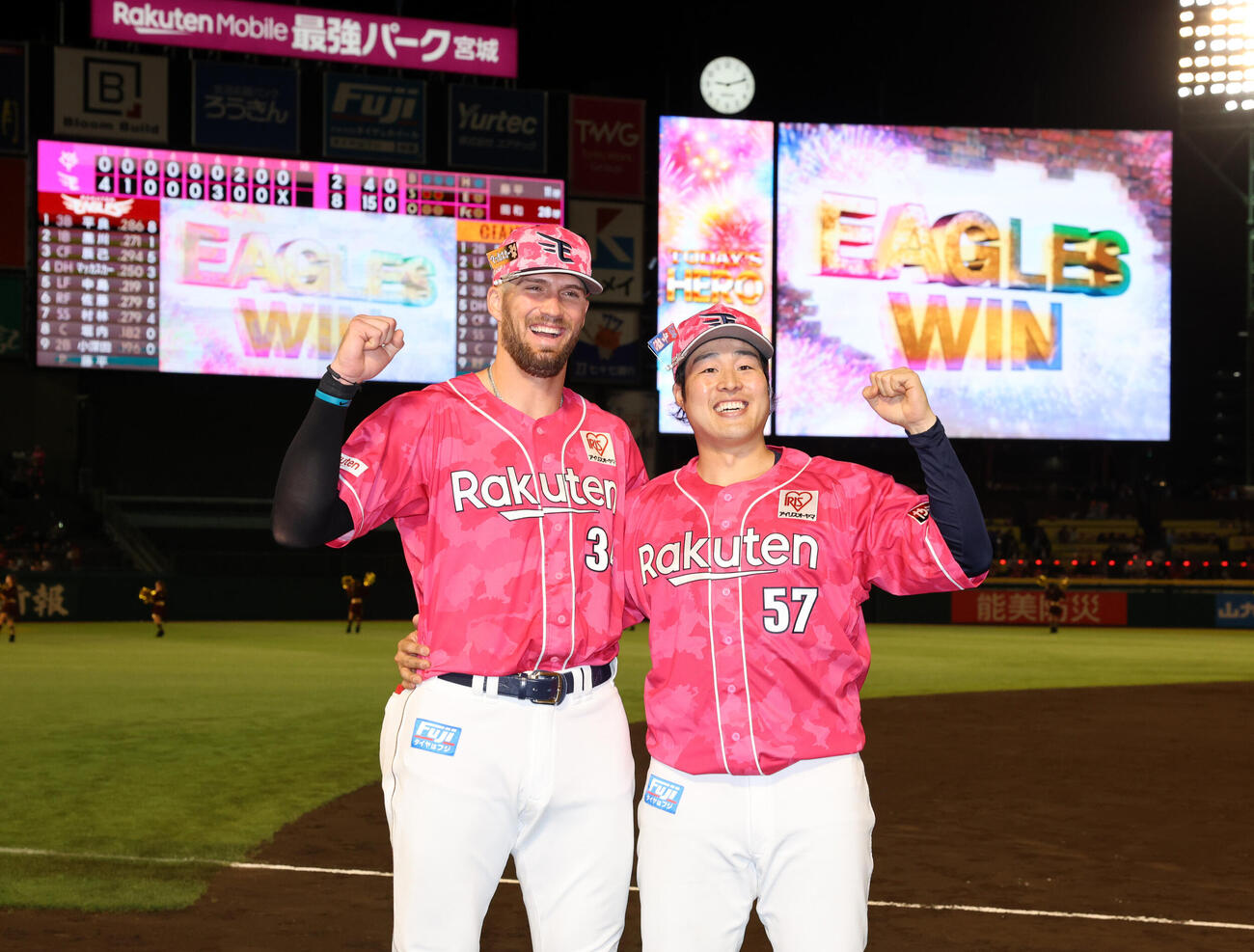 楽天対巨人　楽天マッカスカー（左）と滝中瞭太は笑顔でガッツポーズ（撮影・浅見桂子）