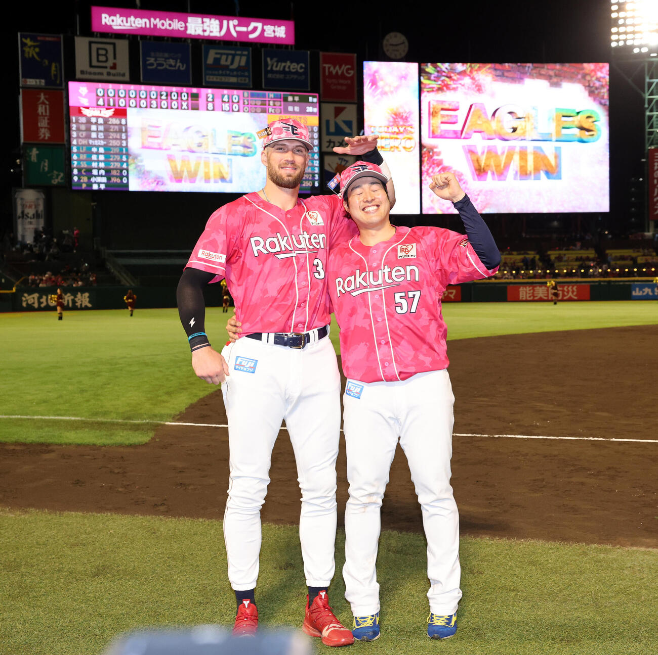 楽天対巨人　楽天マッカスカー（左）と滝中瞭太は背比べしながら笑顔でガッツポーズ（撮影・浅見桂子）