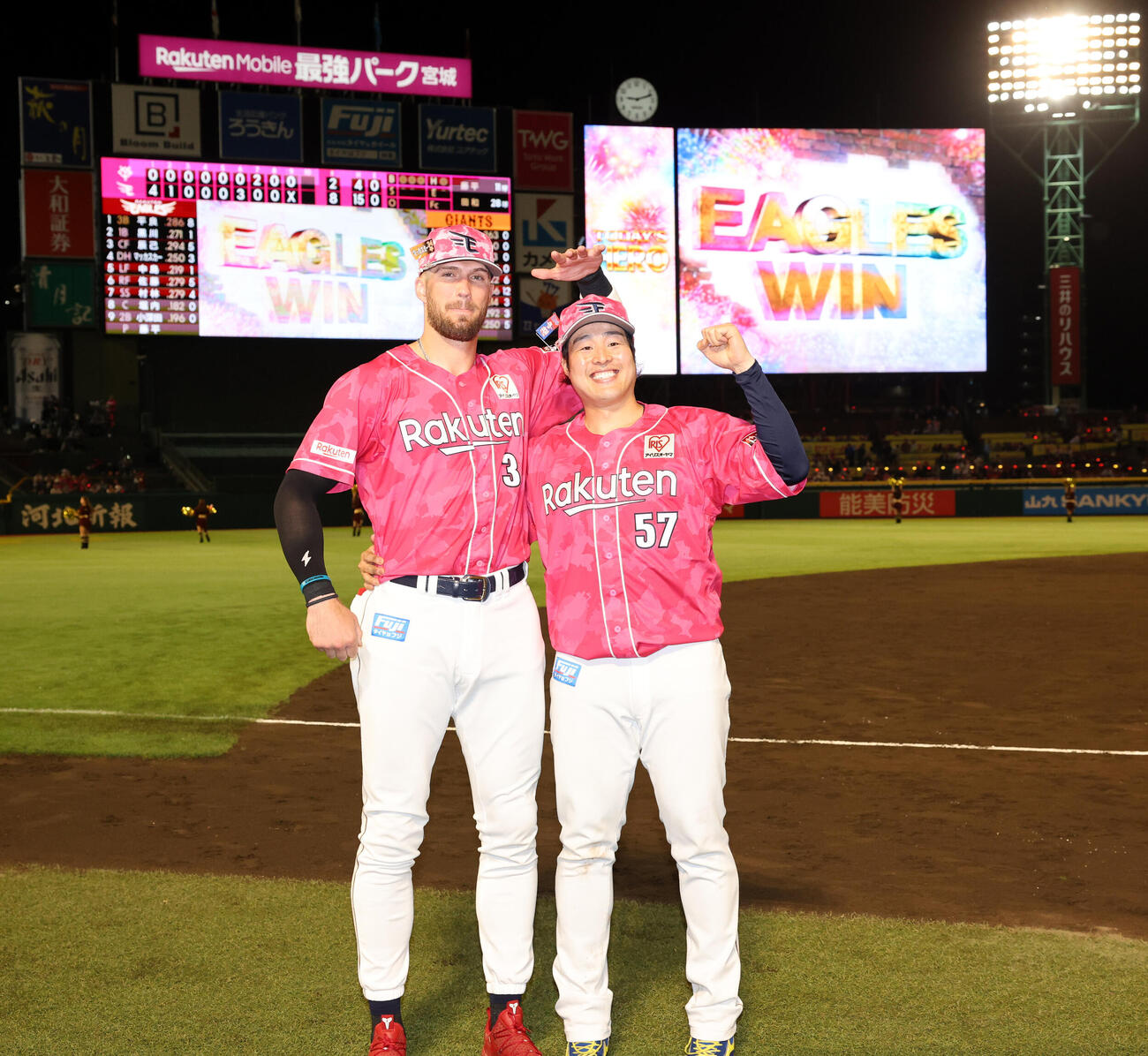 楽天対巨人　楽天マッカスカー（左）と滝中瞭太は背比べしながら笑顔でガッツポーズ（撮影・浅見桂子）