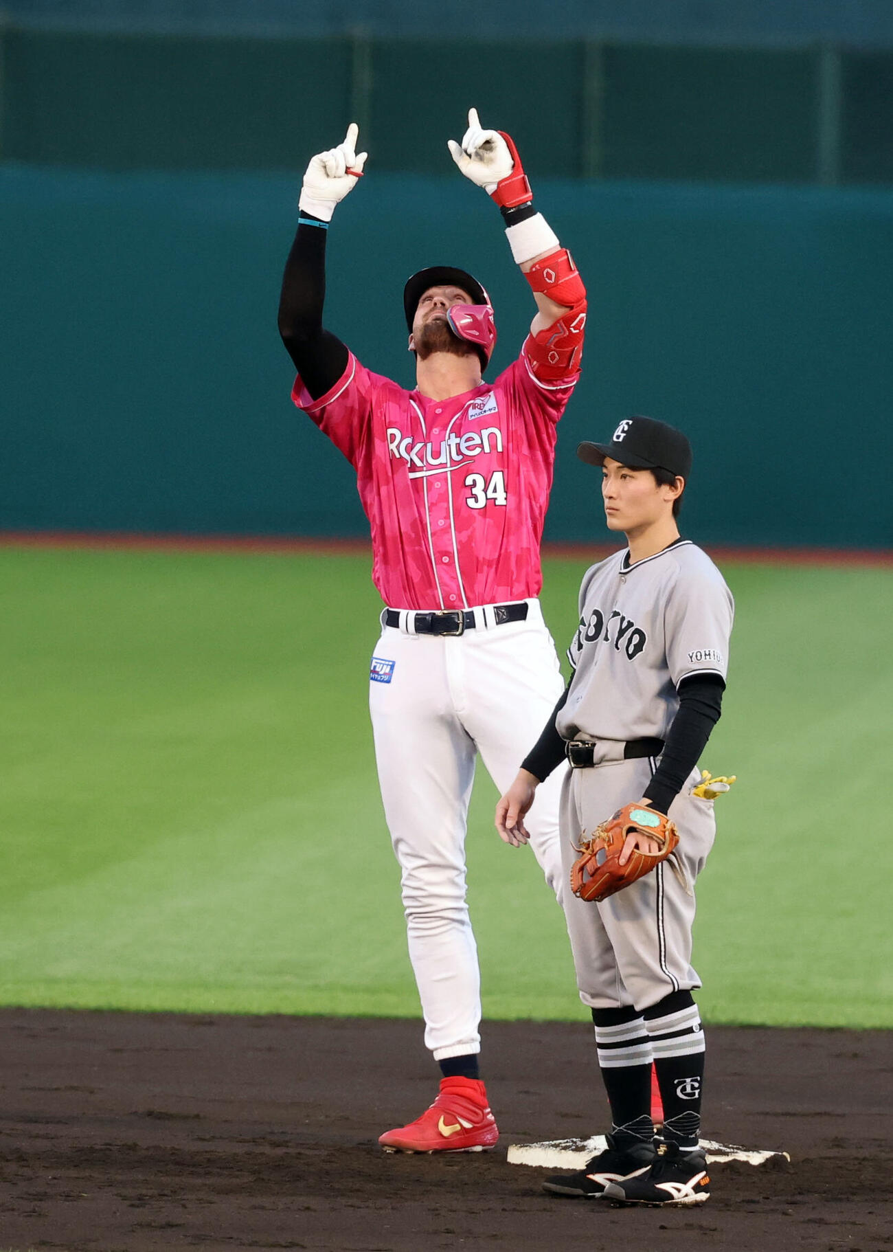 楽天対巨人　2回裏楽天2死一、二塁、マッカスカーは適時打を放ち送球間に二塁進塁しバンザイ（撮影・浅見桂子）