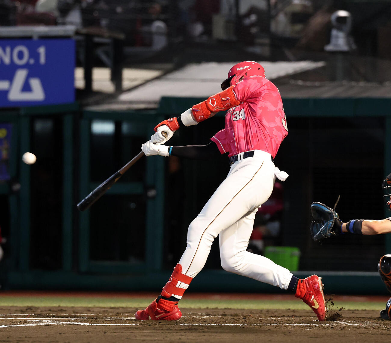 楽天対巨人　6回裏楽天無死一、二塁、マッカスカーは3点本塁打を放つ（撮影・浅見桂子）