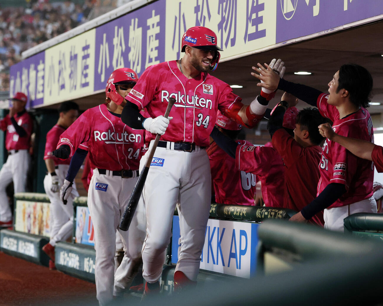 楽天対巨人　6回裏楽天無死一、二塁、マッカスカーは3点本塁打を放ち笑顔でナインとハイタッチ（撮影・浅見桂子）