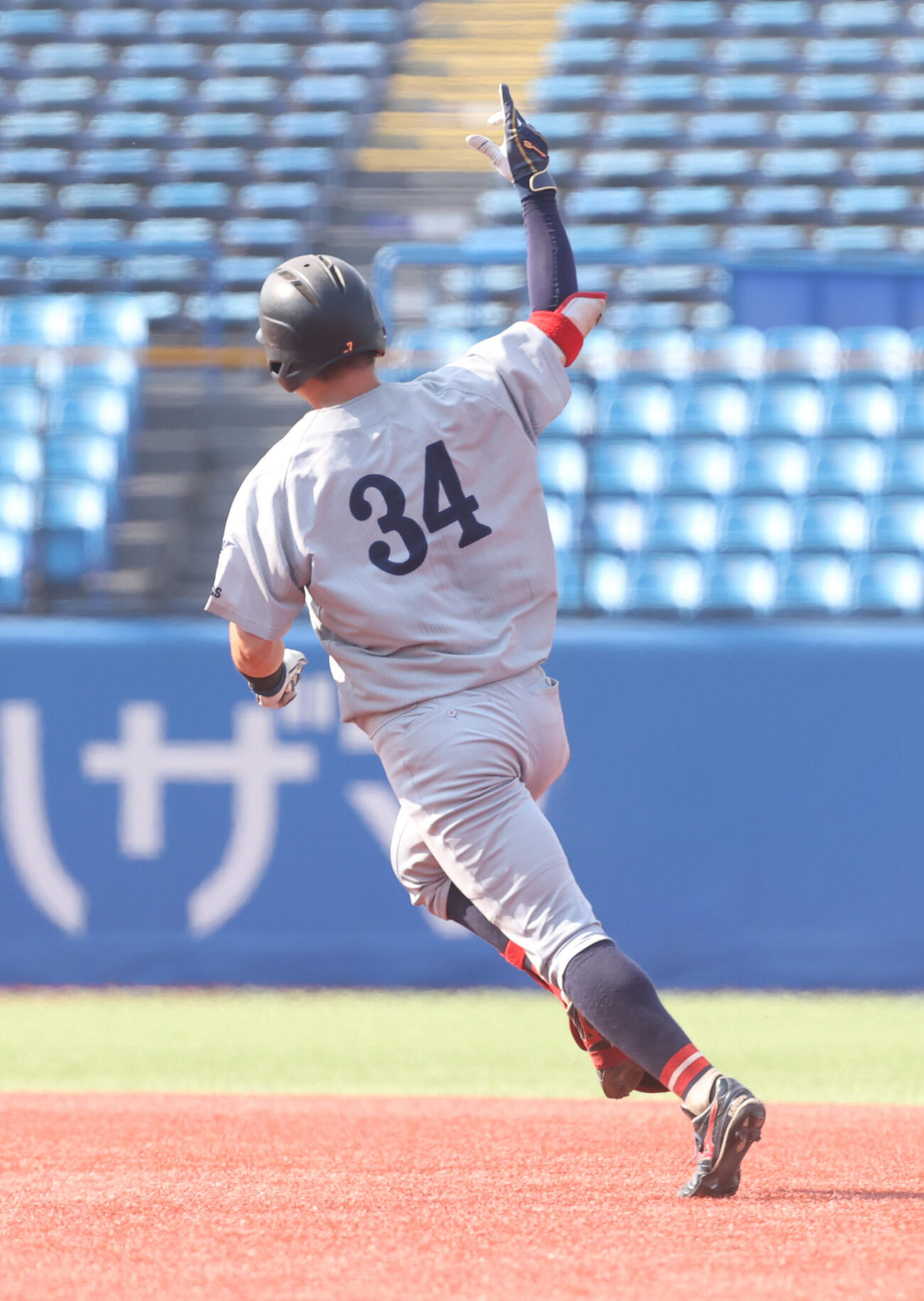 全日本大学野球選手権　準決勝　国学院大対関大　4回裏関大2死、笠井康生は本塁打を放ちガッツポーズする（撮影・柴田隆二）