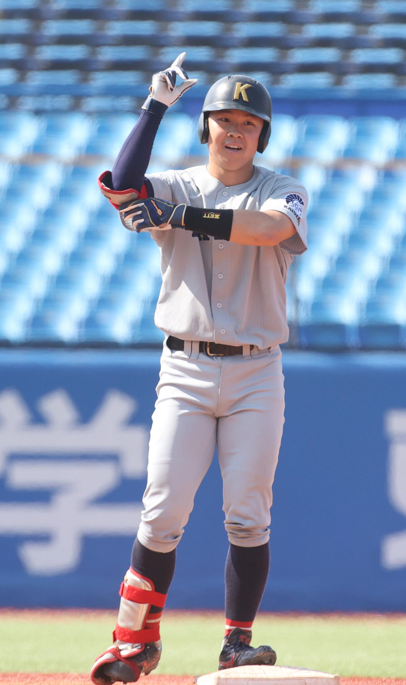 全日本大学野球選手権　準決勝　国学院大対関大　2回裏関大2死一塁、笠井康生は適時二塁打を放ち笑顔を見せる（撮影・柴田隆二）