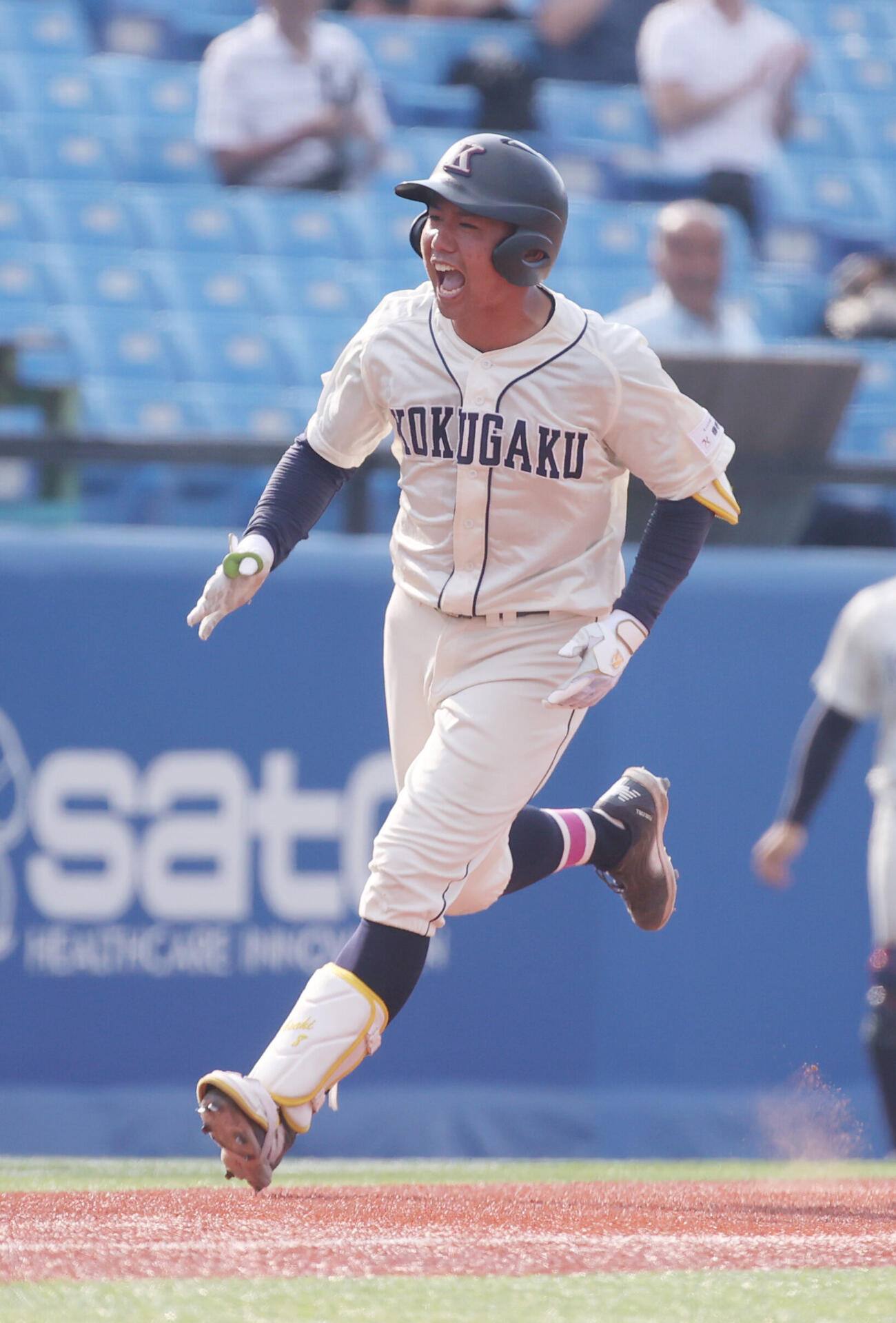 全日本大学野球選手権　準決勝　国学院大対関大　7回表関大2死、赤堀颯は本塁打を放ち生還する（撮影・柴田隆二）