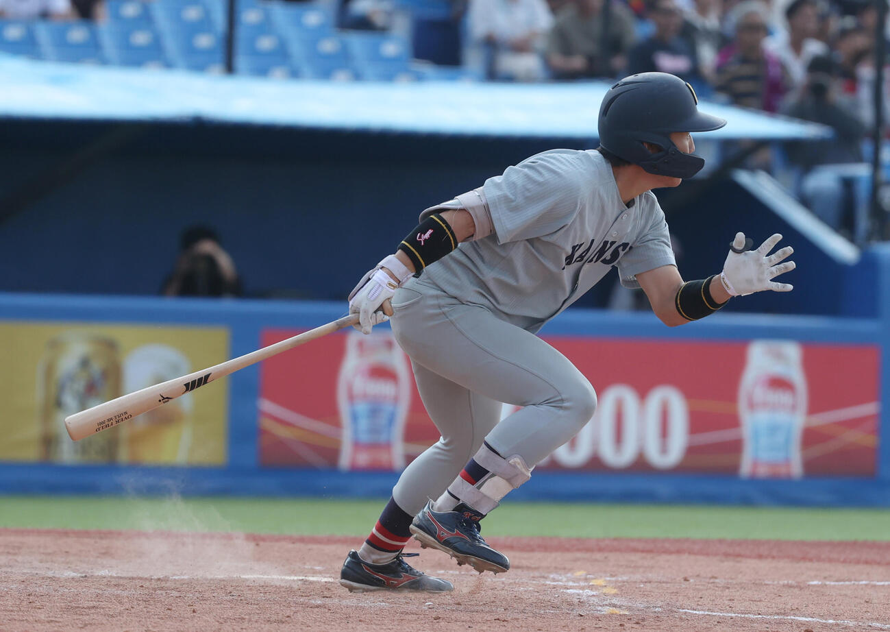 全日本大学野球選手権　準決勝　国学院大対関大　9回裏関大2死一、三塁、山本峻輔はサヨナラ打を放つ（撮影・柴田隆二）