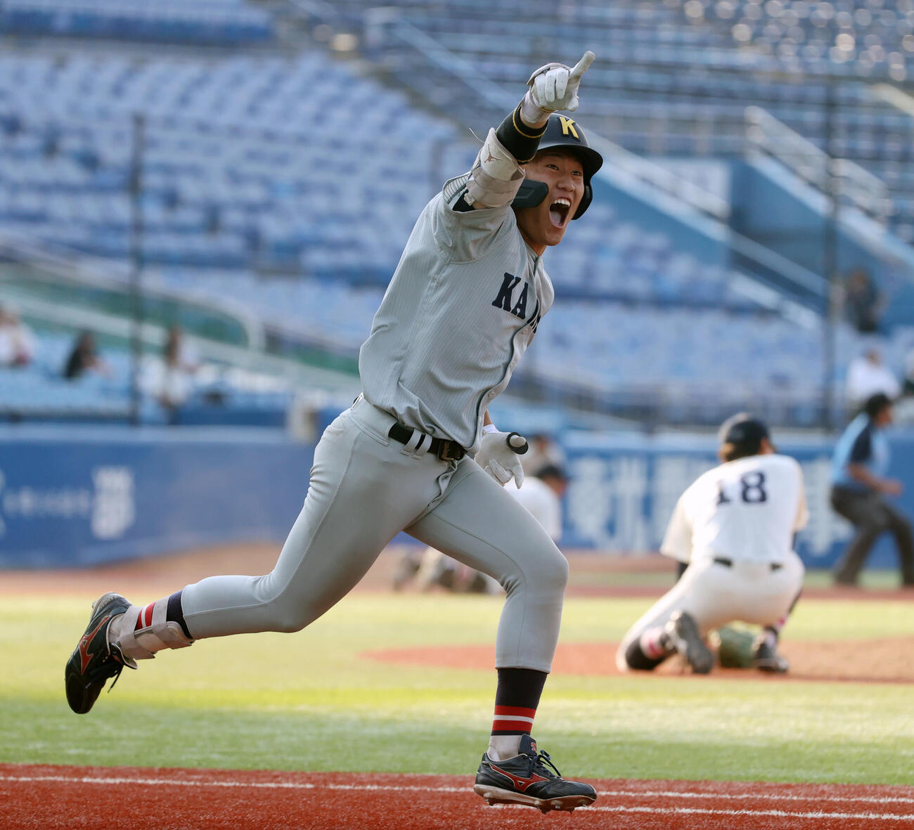 全日本大学野球選手権　準決勝　国学院大対関大　9回裏関大2死一、三塁、山本峻輔はサヨナラ打を放ちガッツポーズする。右は座り込む国学院大・藤本士生（撮影・柴田隆二）