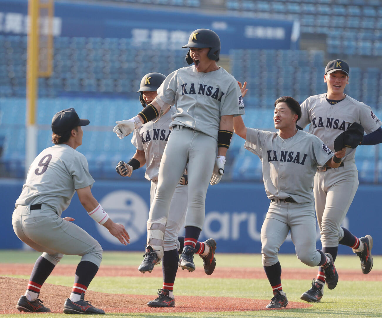 全日本大学野球選手権　準決勝　国学院大対関大　9回裏関大2死一、三塁、山本峻輔（左から2人目）はサヨナラ打を放ちナインと喜び合う（撮影・柴田隆二）