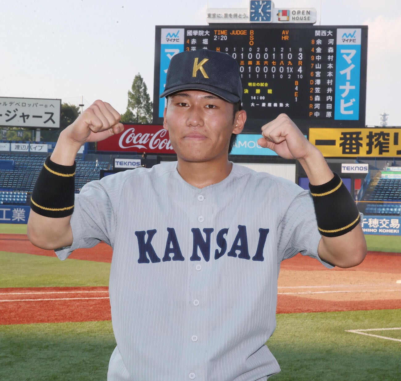 全日本大学野球選手権　準決勝　国学院大対関大　9回裏関大2死一、三塁、山本峻輔はサヨナラ打を放ちガッツポーズする（撮影・柴田隆二）