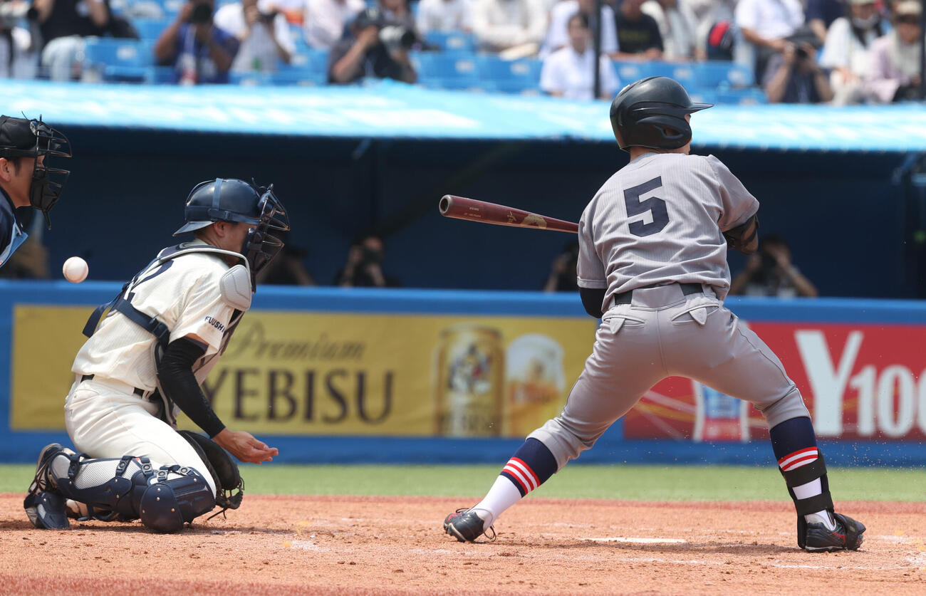 全日本大学野球選手権　準決勝　東北福祉大対慶大　4回裏慶大2死満塁、打者横地広太の時、西川雄大の暴投で先制点が入る（撮影・柴田隆二）
