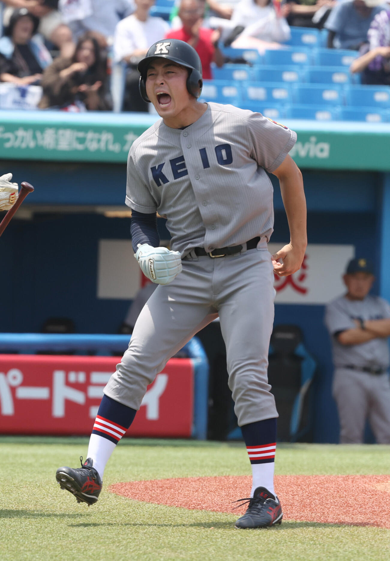 全日本大学野球選手権　準決勝　東北福祉大対慶大　4回裏慶大2死満塁、打者横地広太の時、西川雄大投手の暴投で三塁走者小原大和が生還する（撮影・柴田隆二）