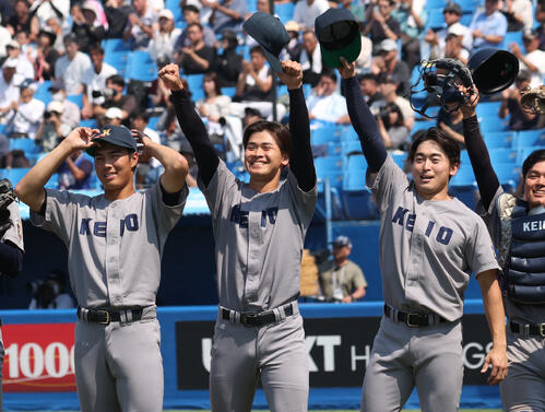 全日本大学野球選手権　準決勝　東北福祉大対慶大　勝利した慶大・渡辺和大（中央）はナインと手を振る（撮影・柴田隆二）