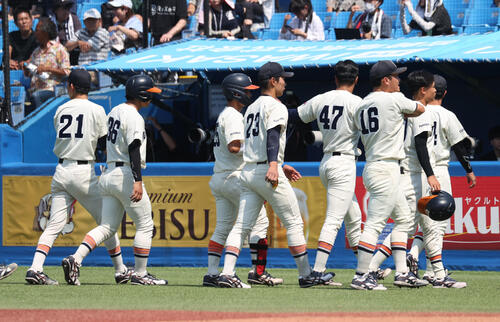 全日本大学野球選手権　準決勝　東北福祉大対慶大　敗れた東北福祉大ナイン（撮影・柴田隆二）
