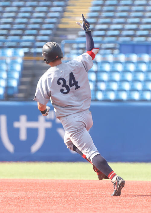全日本大学野球選手権　準決勝　国学院大対関大　4回裏関大2死、笠井康生は本塁打を放ちガッツポーズする（撮影・柴田隆二）