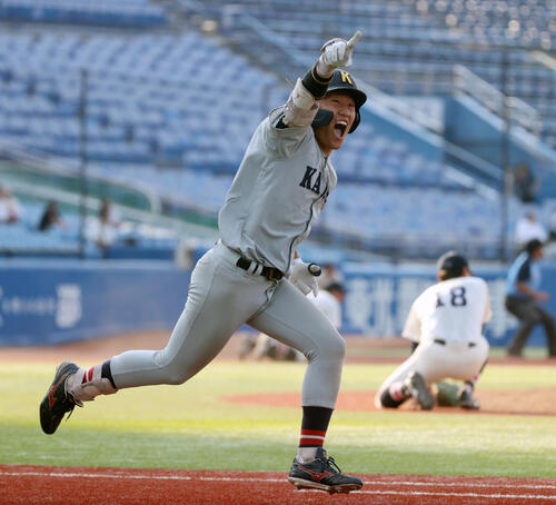 全日本大学野球選手権　準決勝　国学院大対関大　9回裏関大2死一、三塁、山本峻輔はサヨナラ打を放ちガッツポーズする。右は座り込む国学院大・藤本士生（撮影・柴田隆二）