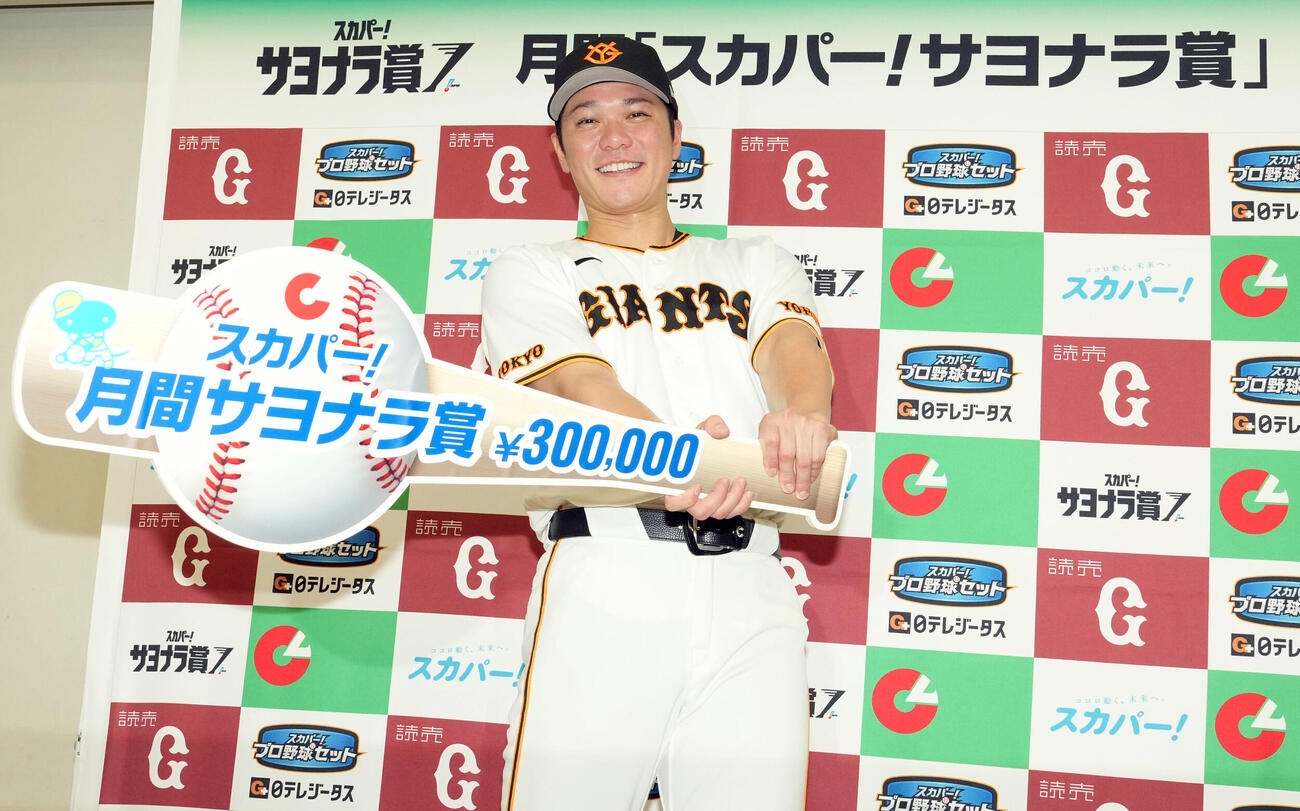 5月の「スカパーサヨナラ賞」を受賞し笑顔を見せる巨人坂本勇人（撮影・たえ見朱実）