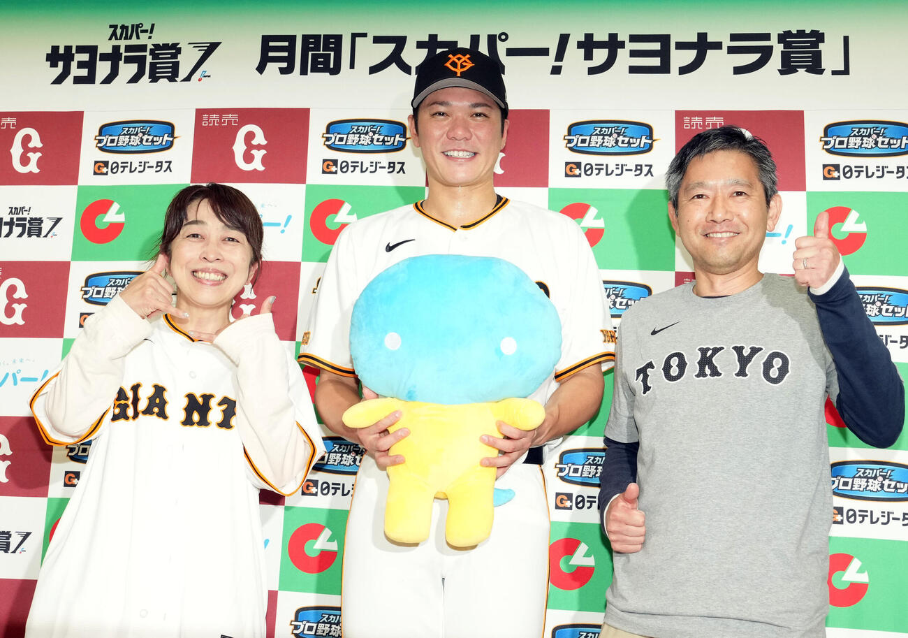 5月の「スカパーサヨナラ賞」を受賞し笑顔を見せる巨人坂本勇人（中央）（撮影・たえ見朱実）