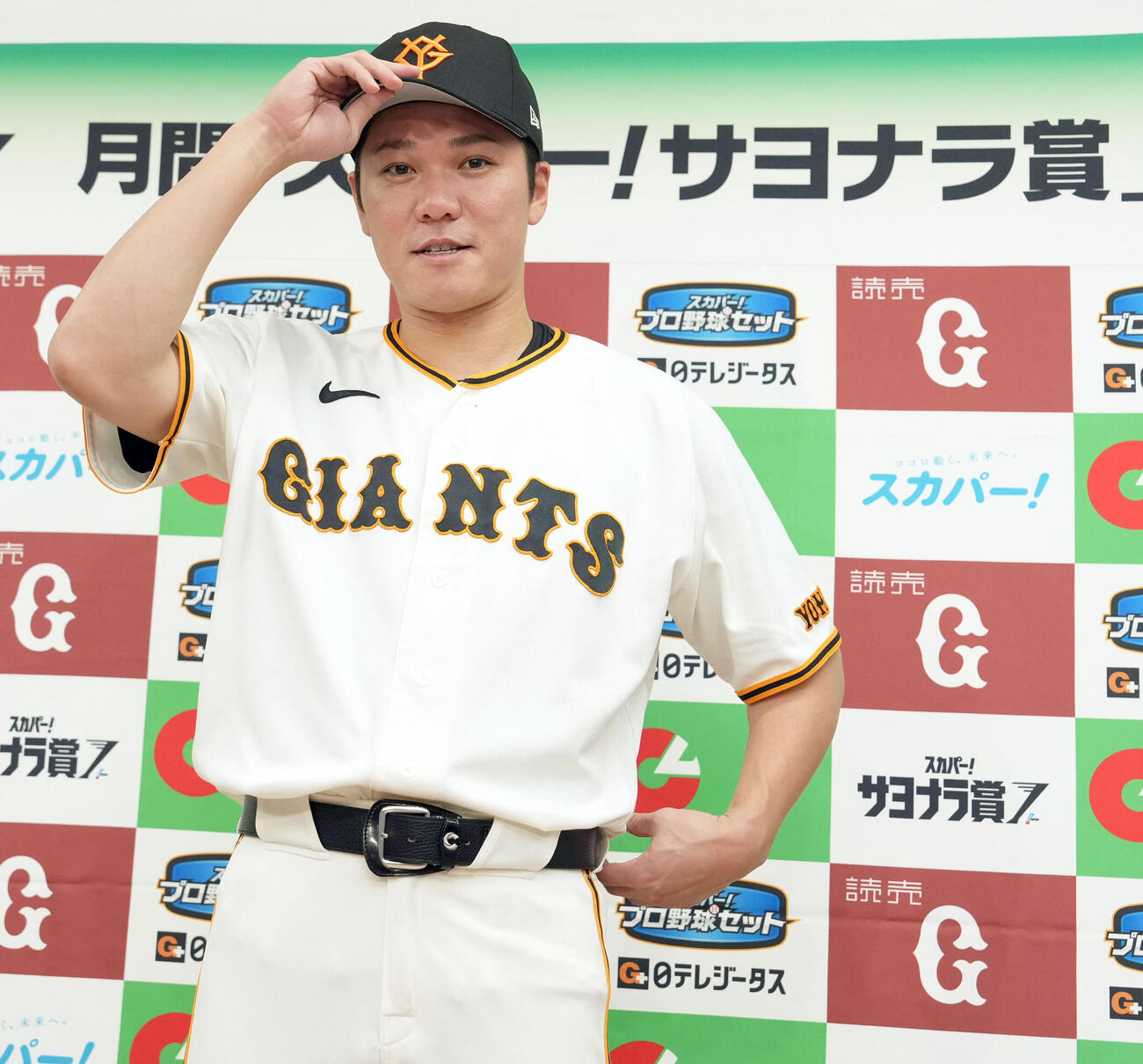 5月の「スカパーサヨナラ賞」を受賞し笑顔を見せる巨人坂本勇人（中央）（撮影・たえ見朱実）