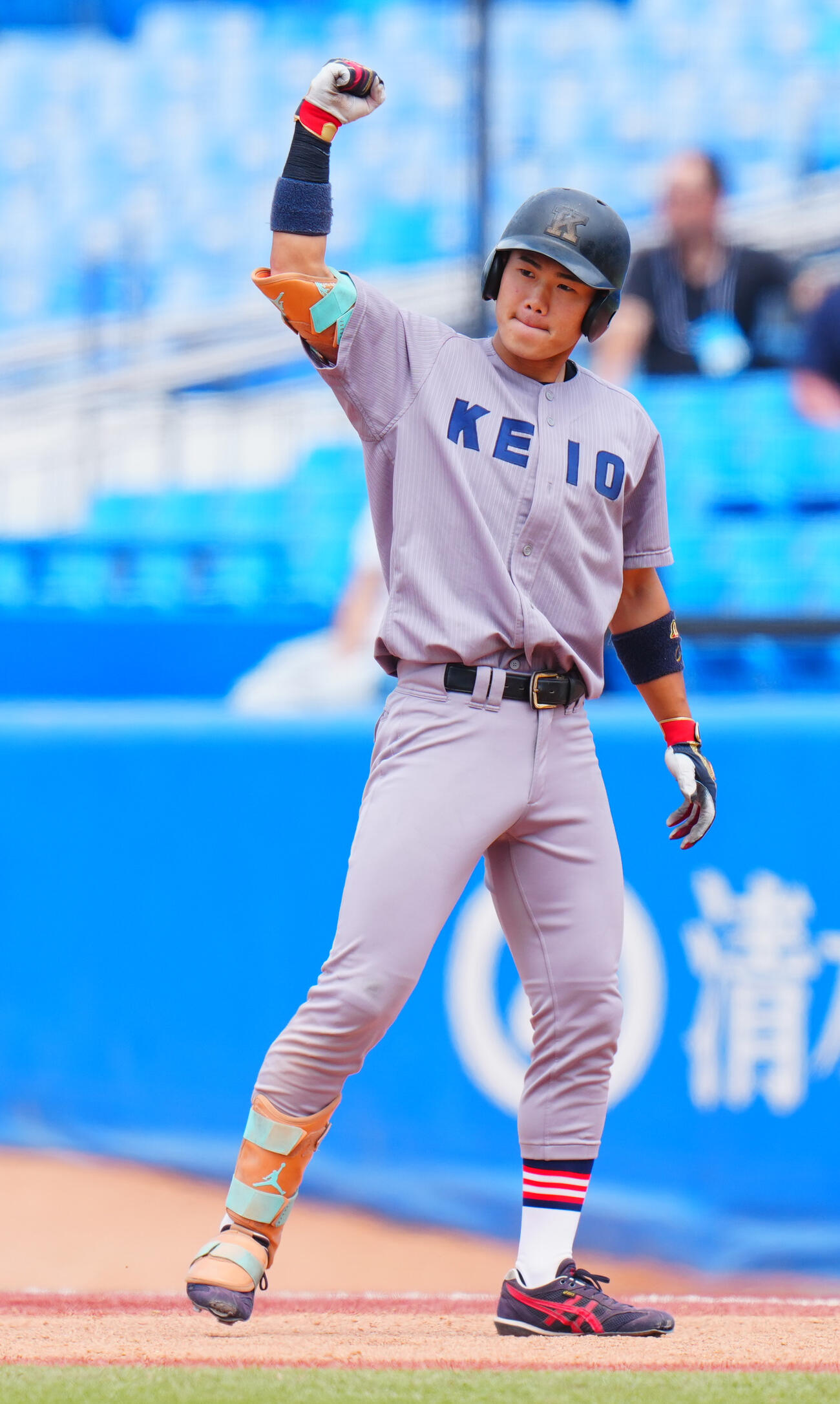 全日本大学野球選手権　準々決勝　日体大対慶大　6回裏慶大1死満塁、適時打を放ちガッツポーズする今津慶介（2026年6月11日撮影）