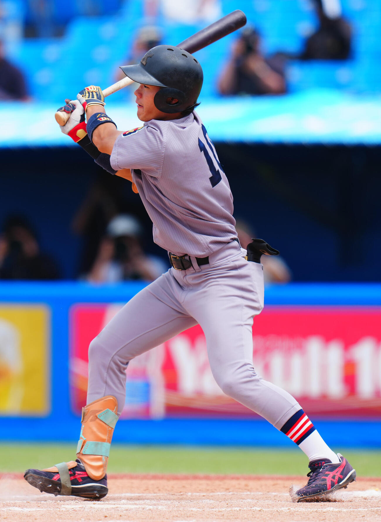 全日本大学野球選手権　準々決勝　日体大対慶大　6回裏慶大1死満塁、適時打を放つ今津慶介（2026年6月11日撮影）