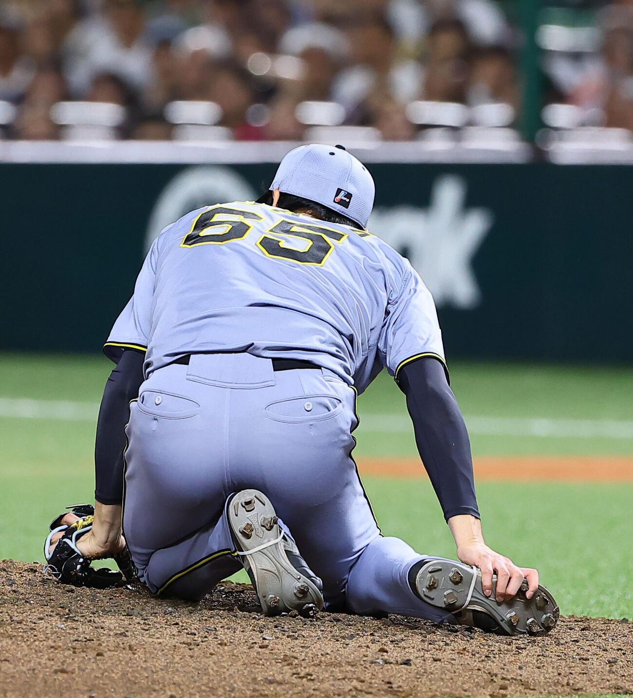 ソフトバンク対阪神　6回裏ソフトバンク2死二、三塁、柳田悠岐を二ゴロに打ち取った湯浅京己はマウンドで足をひねる（2026年6月撮影）