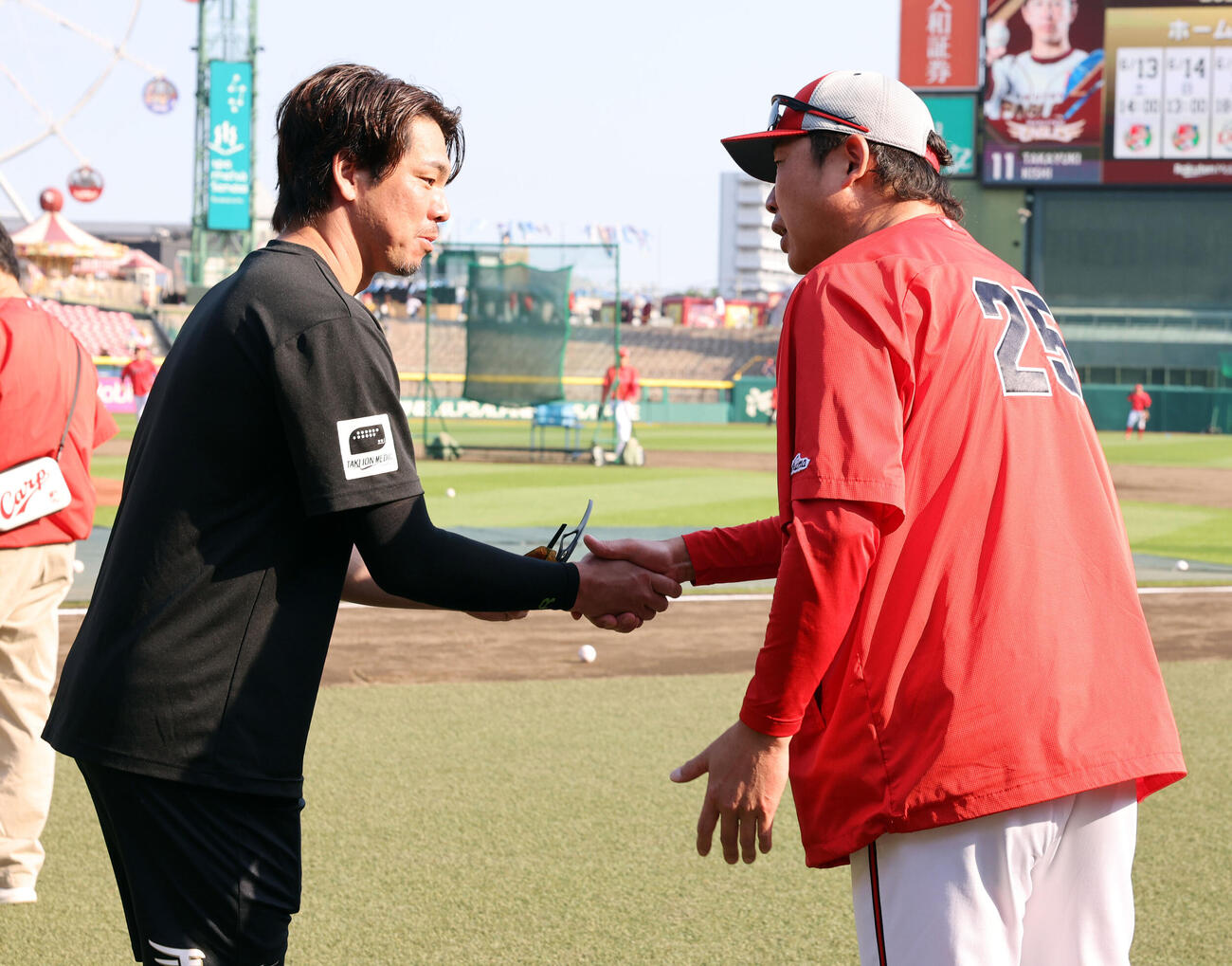 楽天対広島　試合前、握手であいさつする楽天前田健太（左）と広島新井貴浩監督（撮影・浅見桂子）