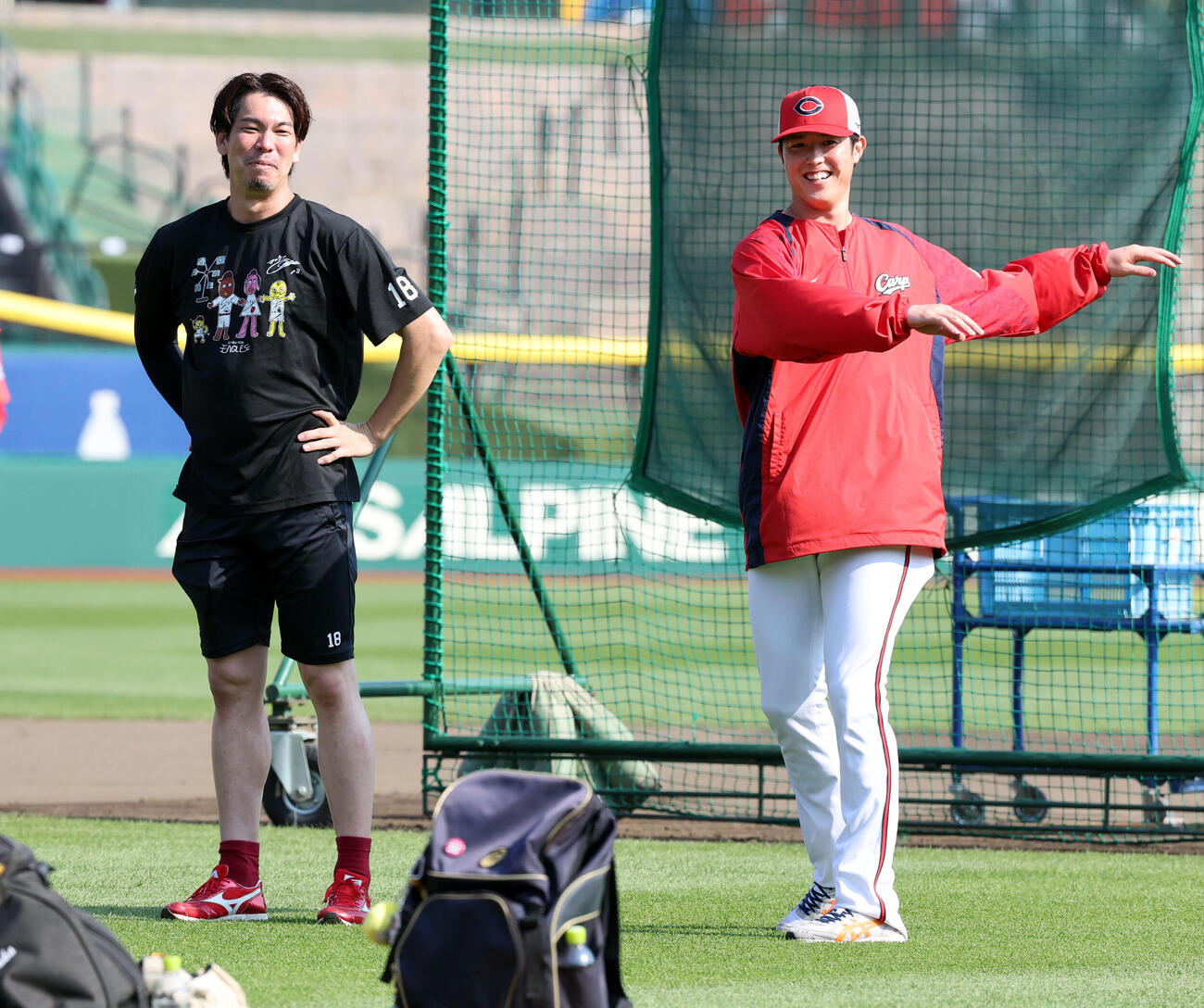 楽天対広島　試合前、談笑する楽天前田健太（左）と広島森下暢仁（撮影・浅見桂子）