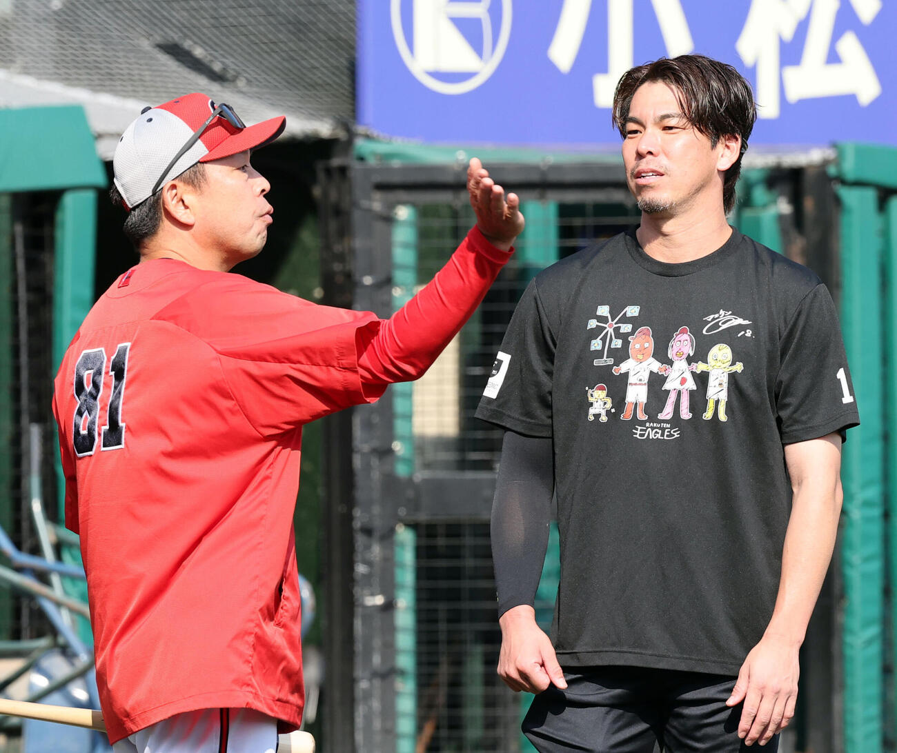 楽天対広島　試合前、話し込む楽天前田健太（右）と広島石原慶幸バッテリーコーチ（撮影・浅見桂子）