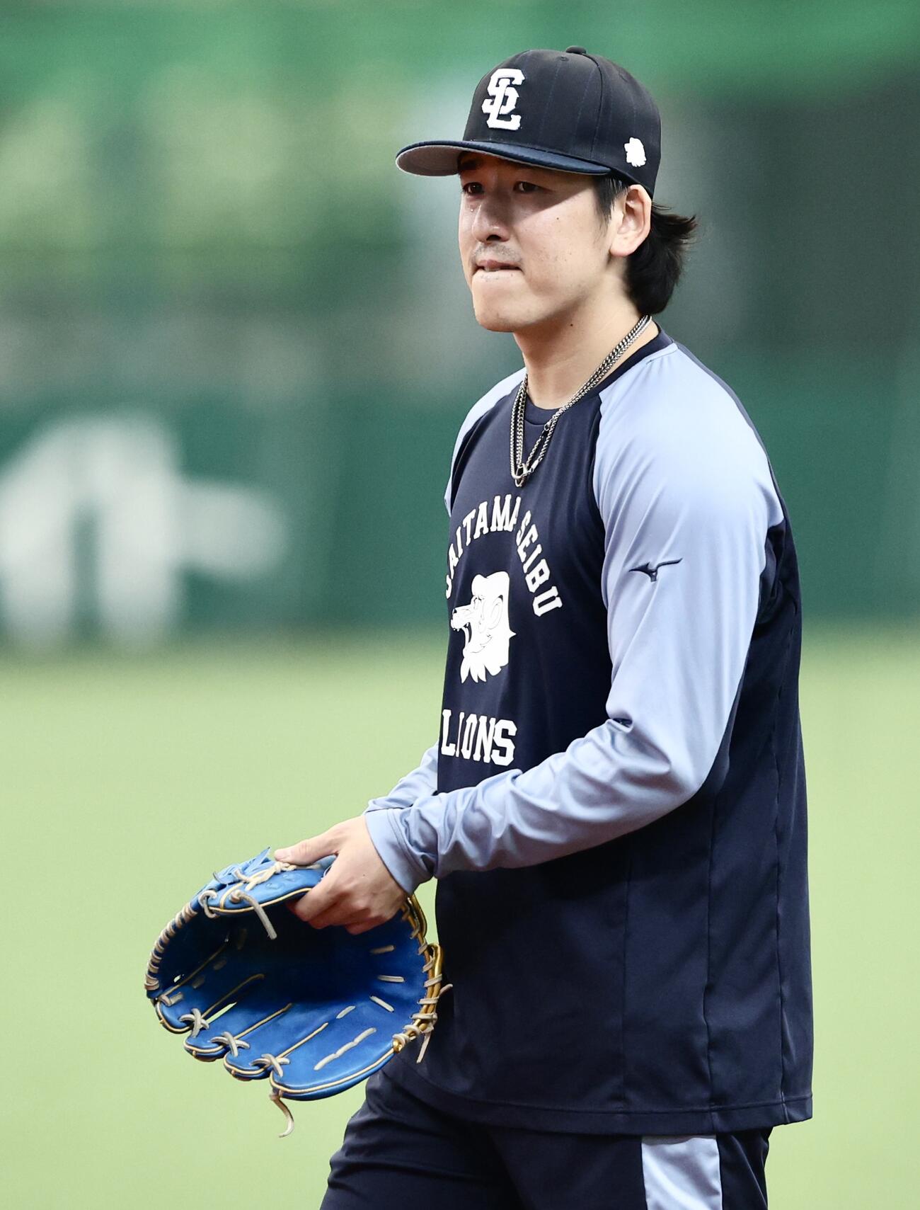 西武対巨人　試合前、移動する西武隅田知一郎（撮影・河田真司）