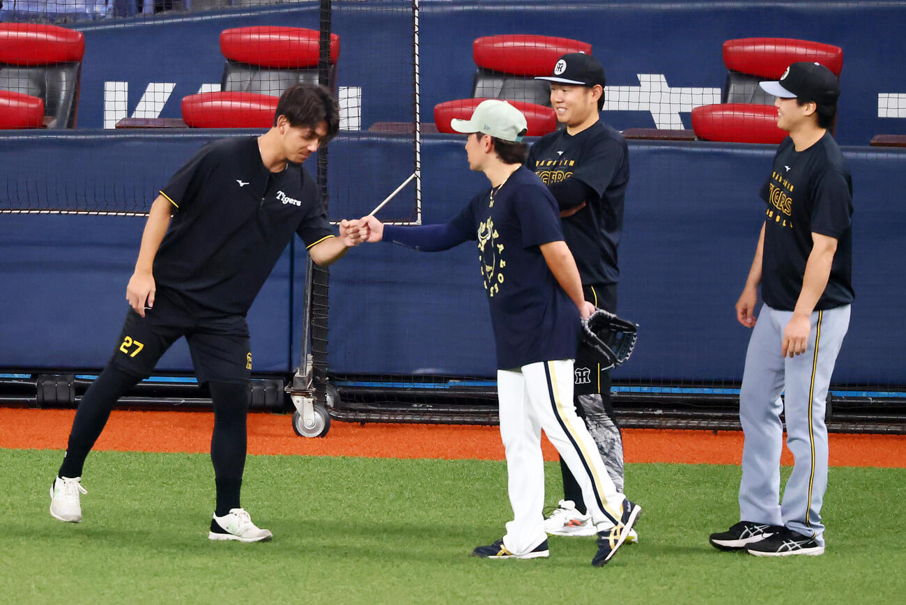 オリックス対阪神　阪神伊藤将司（左）はオリックス西野真弘とあいさつ。中央右は阪神西勇輝、右端は伏見寅威（撮影・加藤哉）