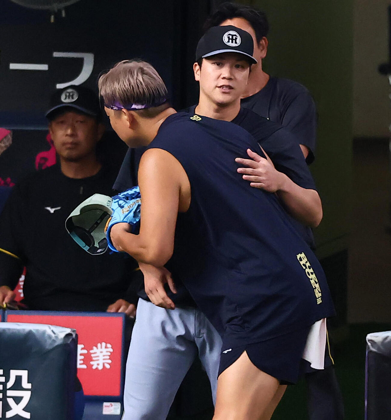 オリックス対阪神　オリックス杉本裕太郎（右）とハグする阪神伏見寅威（撮影・加藤哉）